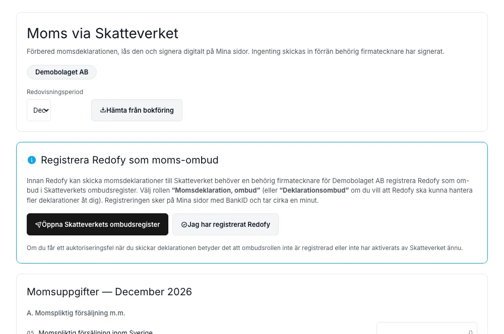 Moms (SKV) fliken med periodvals, momsuppgiftsformulär (rutor 05–49), Kontrollera-knapp och Lås-och-skicka-för-signering-knappen som triggar signeringslänken till firmatecknarens Mina sidor.